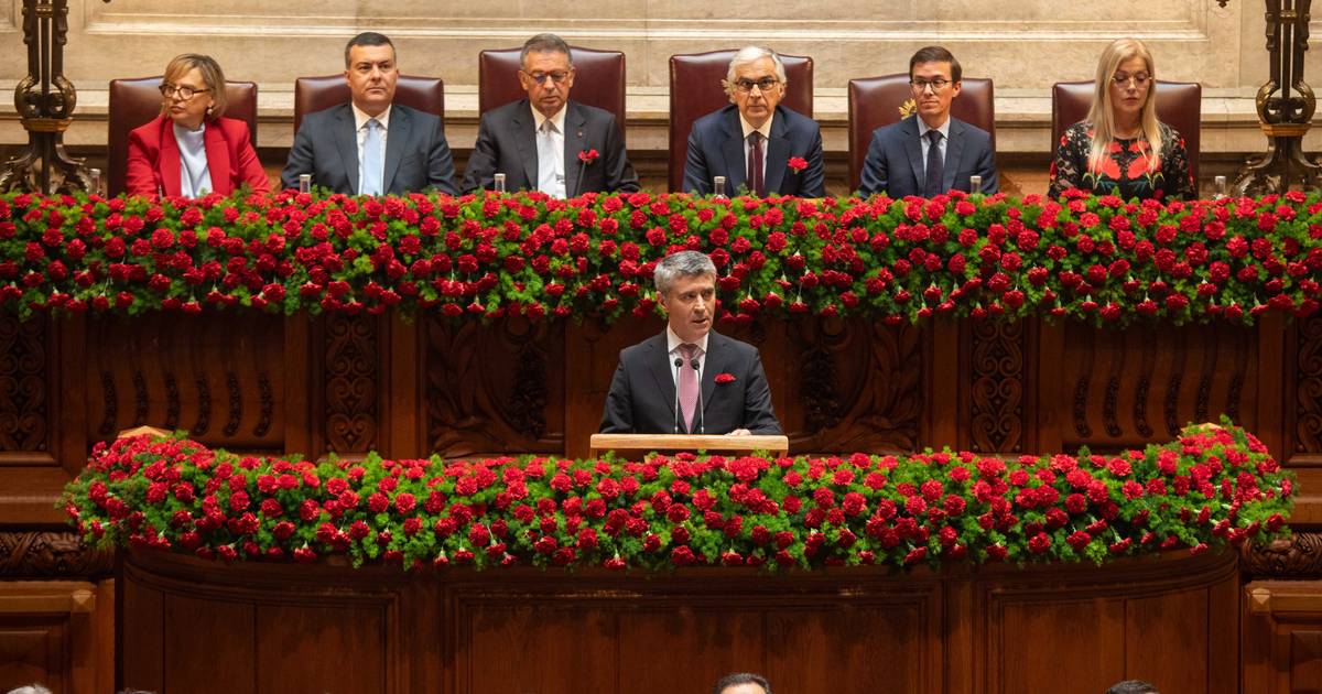 Com cravos vermelhos e verdes, partidos levaram combate à legislação laboral à celebração do 25 de Abril