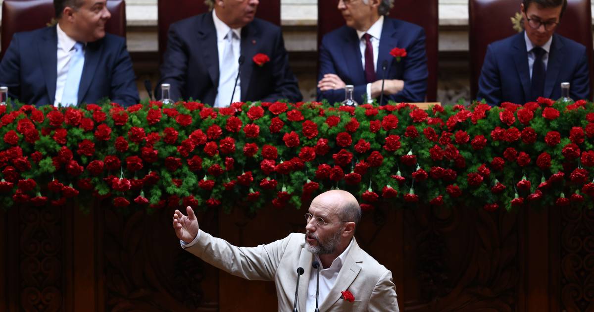 Museu do 25 de Abril: Livre promove petição por local central, Montenegro diz que "haverá aquilo que está em discussão"