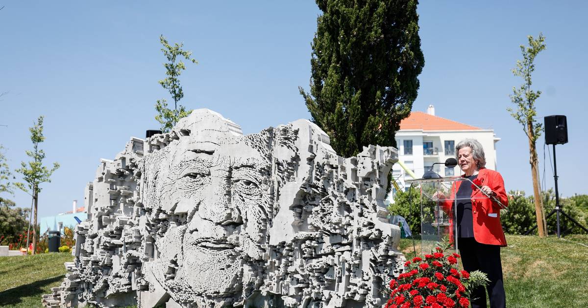 Vhils inaugura na Amadora escultura com rosto de Soares: para que 