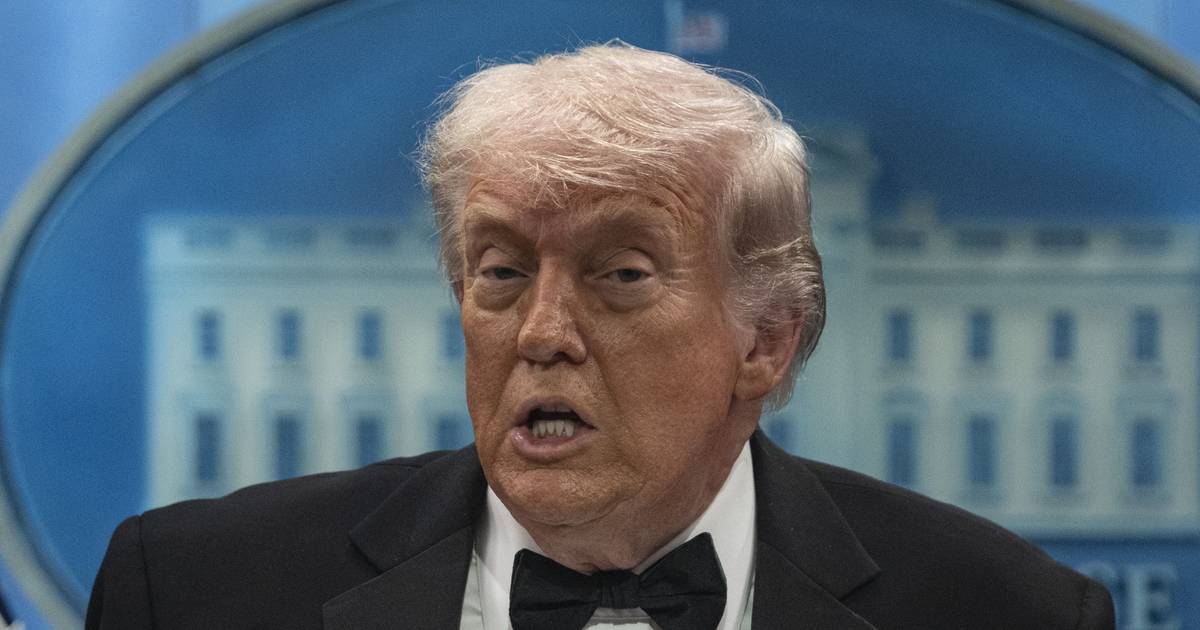 Trump retirado de jantar nos EUA, em ambiente de pânico, após serem ouvidos tiros