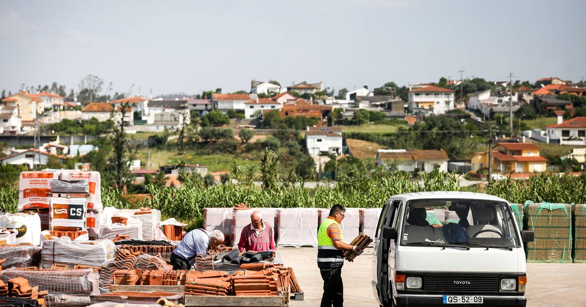 Leiria solidarity warehouse closes its doors after distributing 175 hectares of tarpaulin and 550,000 roof tiles: “Recovery is slow”