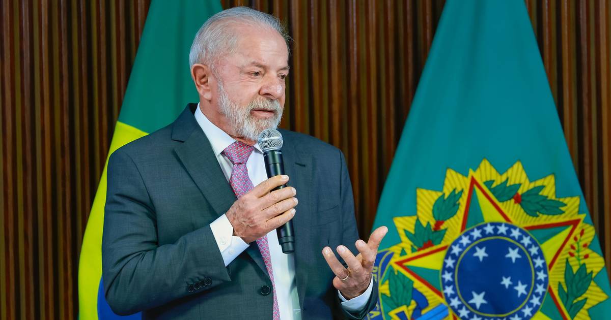 A seis meses das presidenciais, Lula aposta em políticas públicas e Flávio Bolsonaro no voto feminino
