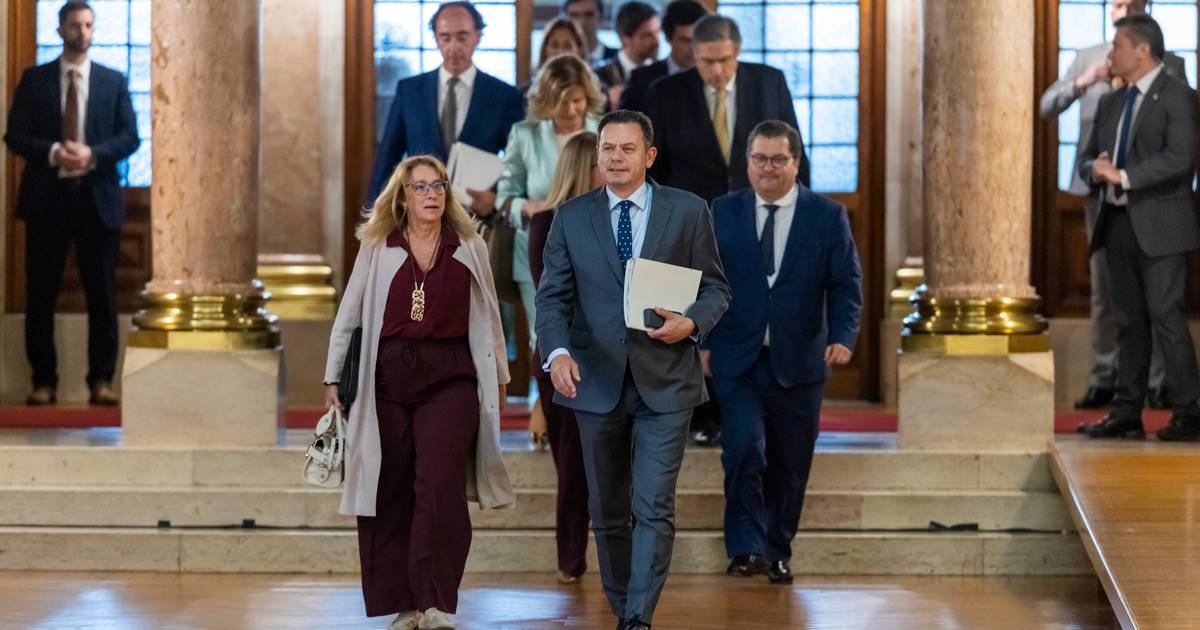 Governo quer contornar parlamento e pede urgência para avançar com prestação social única