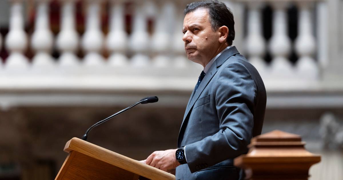 Primeiro-ministro não exclui nenhum partido da negociação da lei laboral