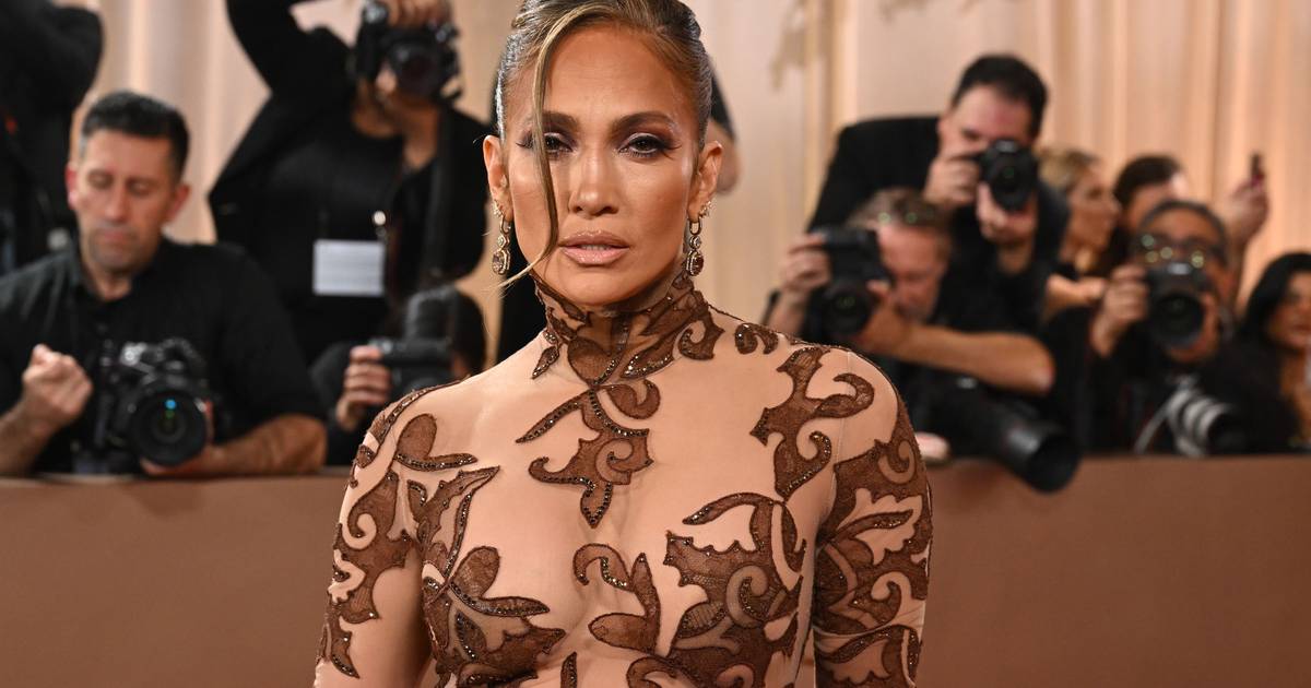 Jennifer Lopez atualizou o LinkedIn: de cantora e atriz a CEO de uma companhia aérea?