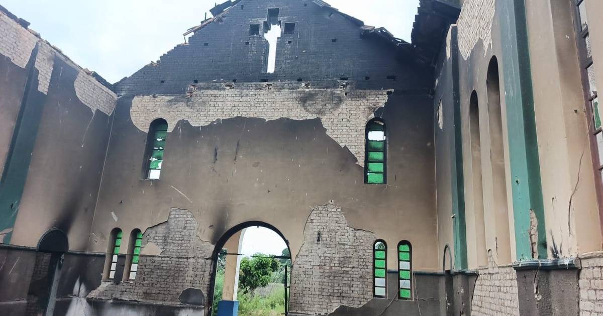Ataques terroristas destroem paróquia histórica e raptam civis em Ancuabe: "Queimaram tudo"
