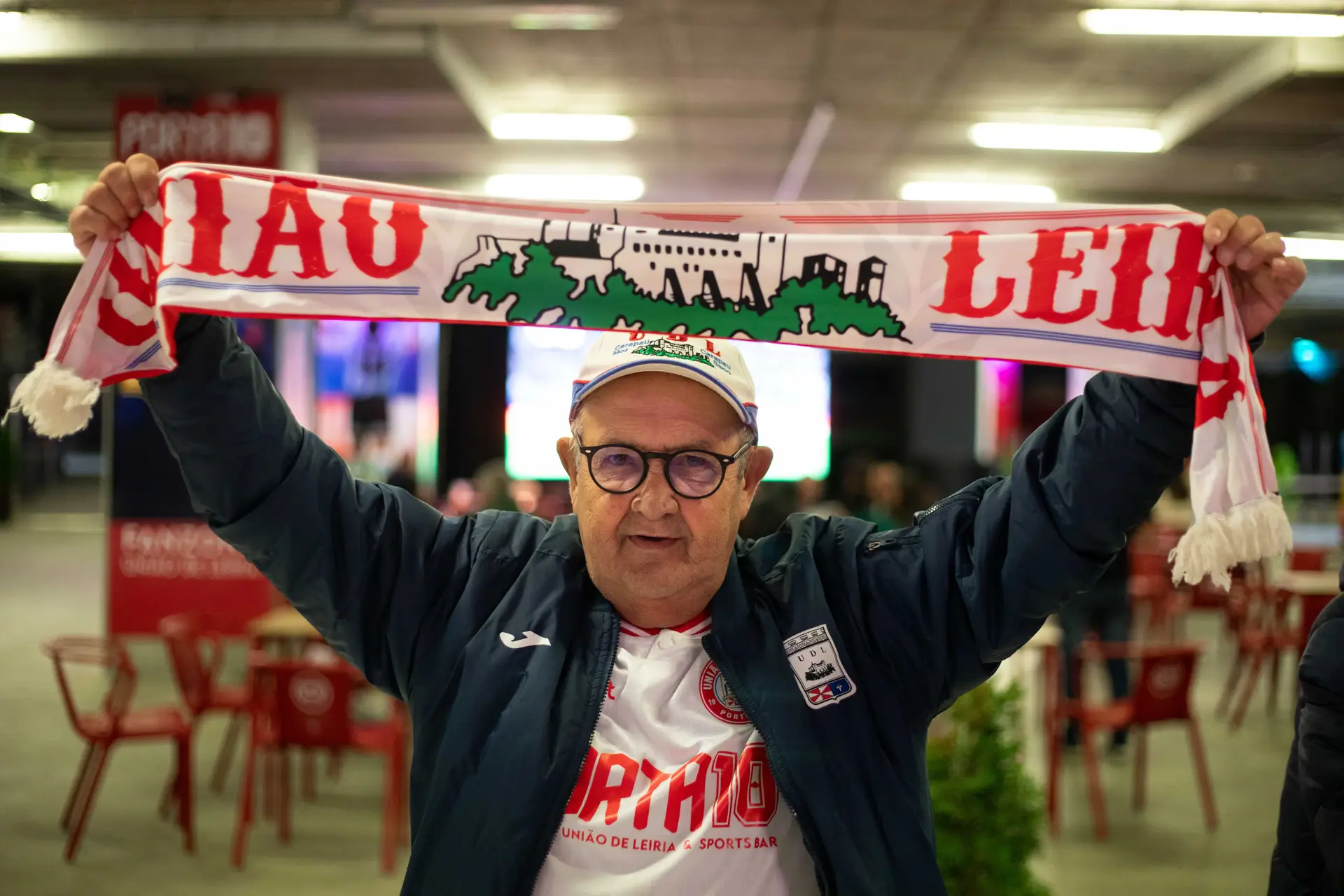 Fernando Seco, de 73 anos e sócio nº 15 do União de Leiria, a exibir o seu cachecol do clube antes do jogo contra o Farense