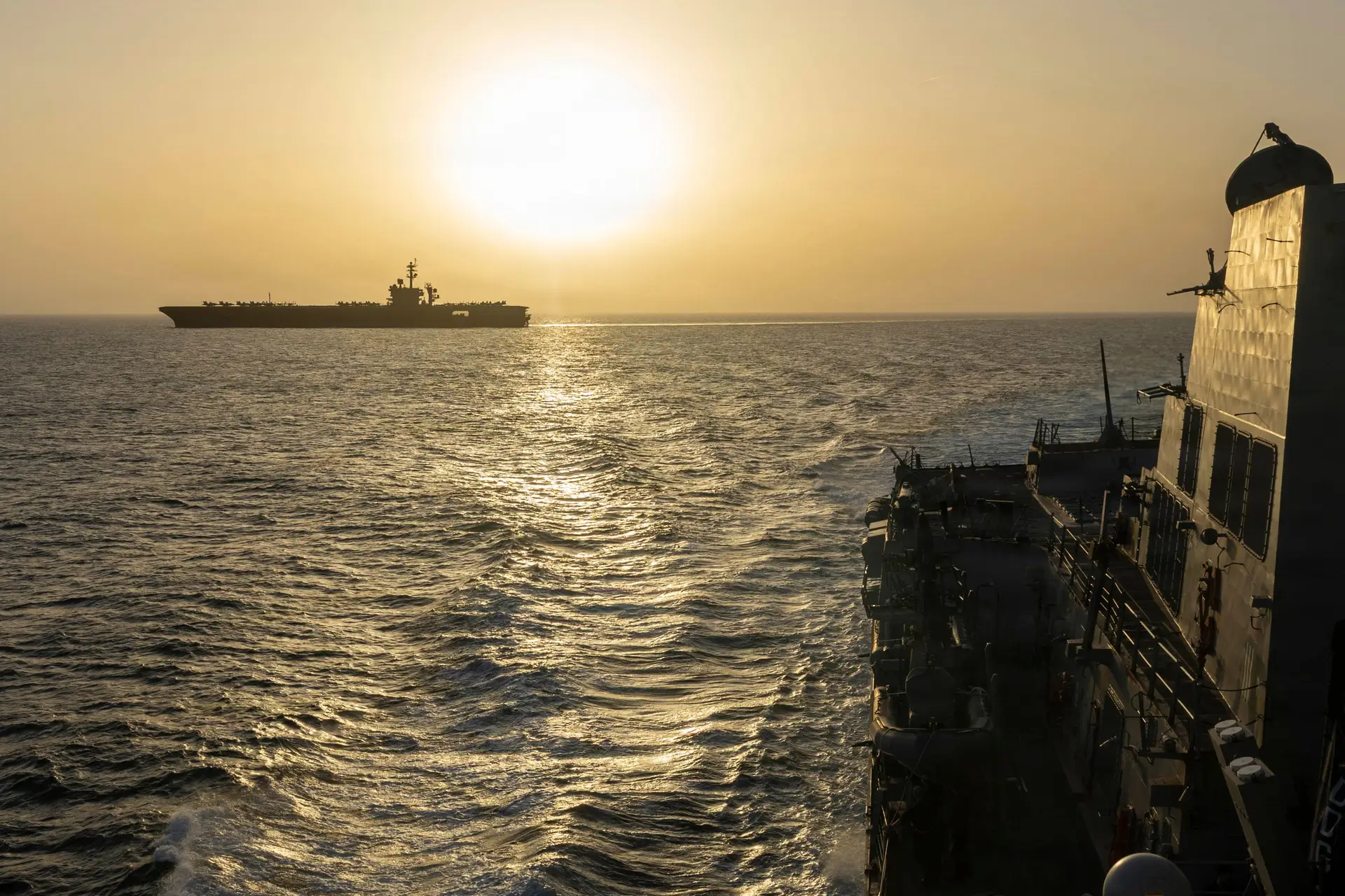 Trump quer libertar Ormuz e mobiliza mais de 100 avies, navios e 15 mil  militares, Iro avisa contra violao do cessar-fogo - Expresso