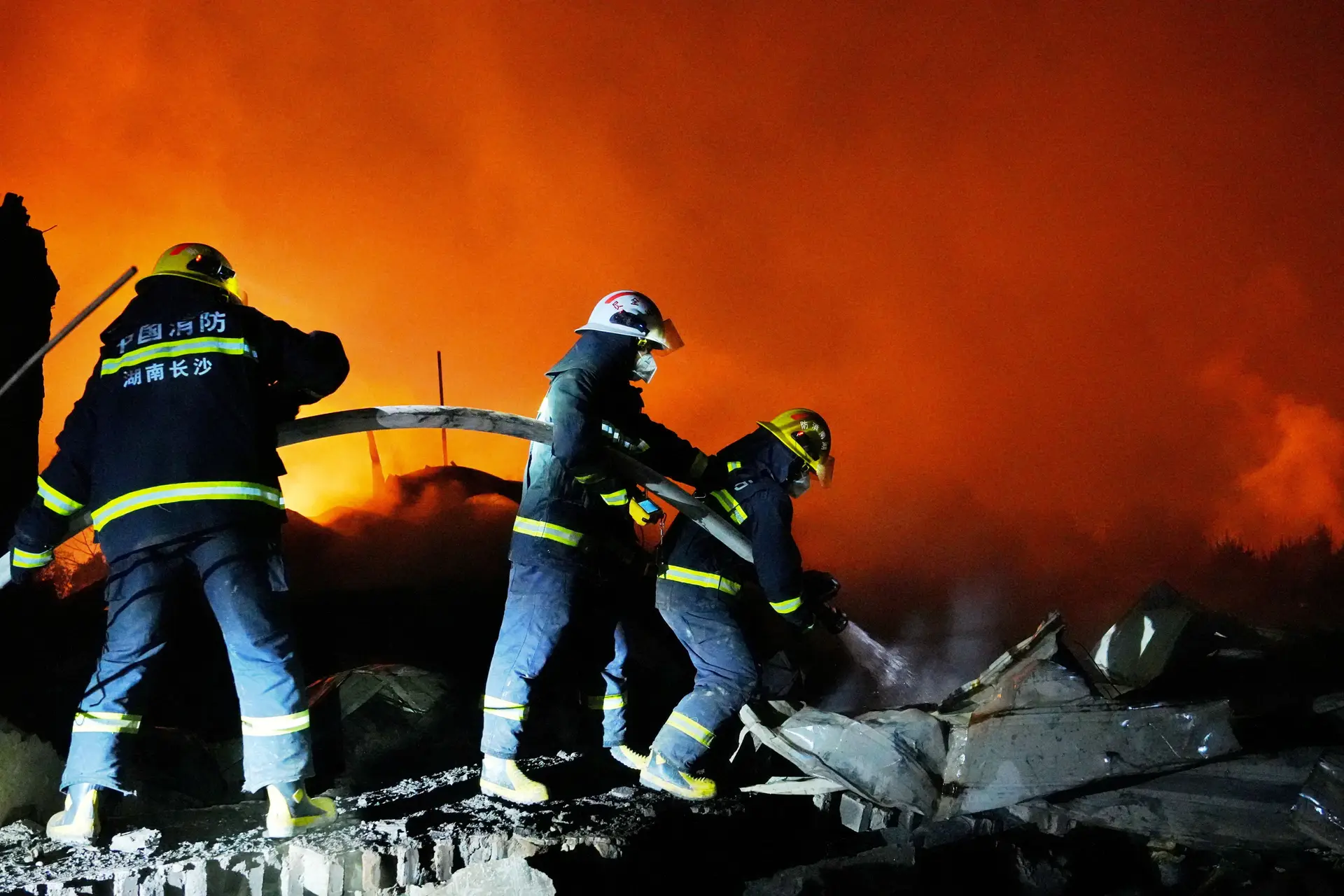 Exploso em fbrica de fogos de artifcio mata 21 pessoas na China -  Expresso