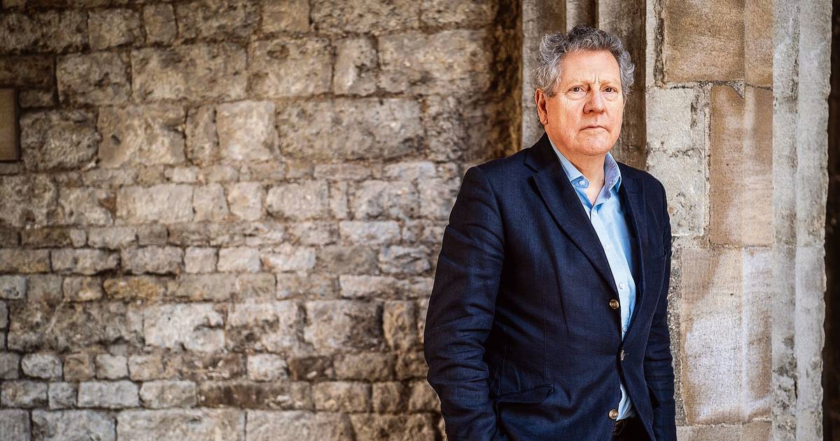 “A monarquia só se salva se o rei Carlos abdicar”: entrevista a Andrew Lownie, autor de bestsellers sobre a família real britânica