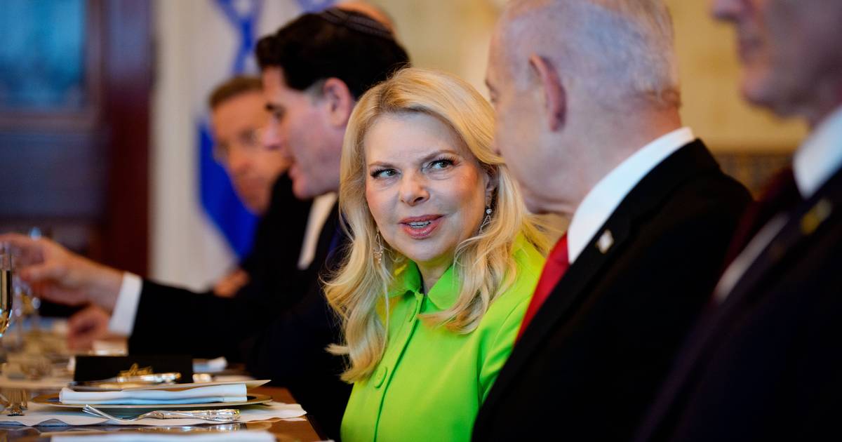 Mulher de Netanyahu chega a acordo com funcionária que a acusou de maus-tratos