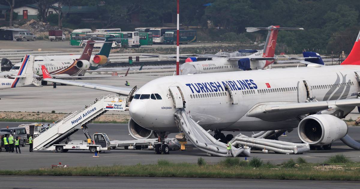 Falha hidráulica em avião da Turkish Airlines obriga à evacuação de 288 pessoas em Katmandu