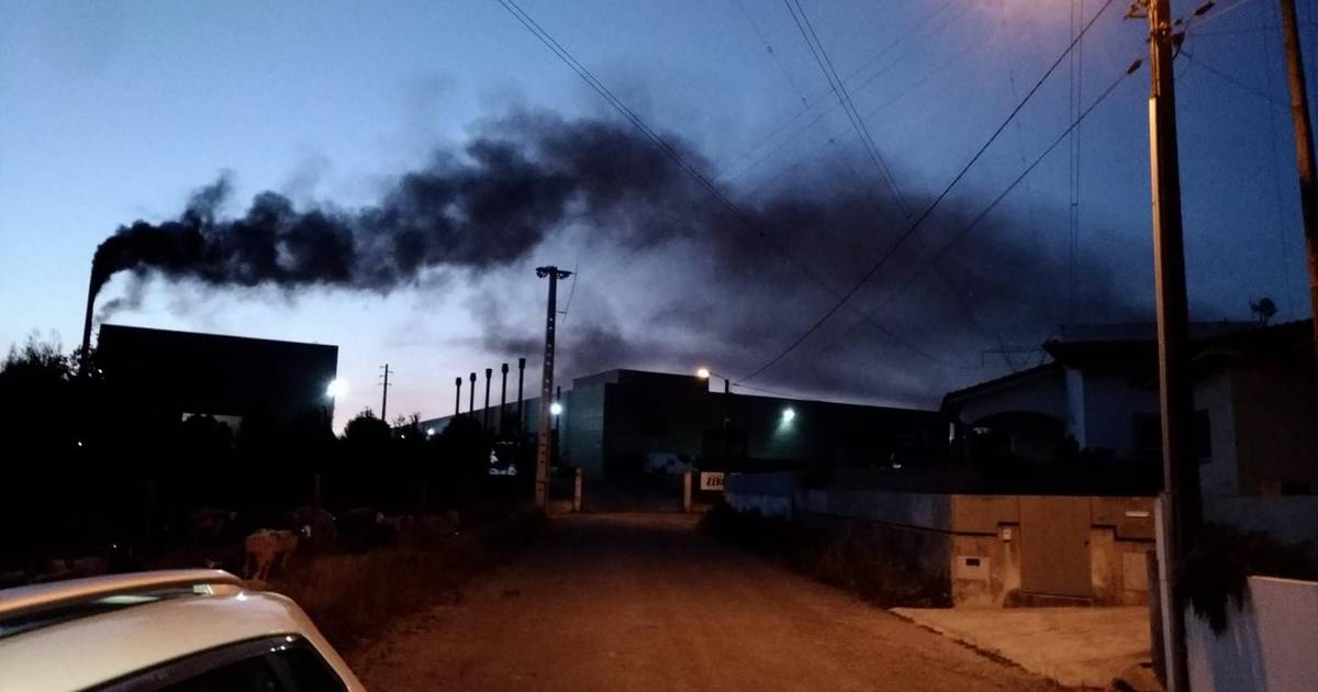 A Ibero Massa prometia carvão ecológico, mas queixas de moradores com casas sujas e fumo negro levaram o Ministério Público a investigar