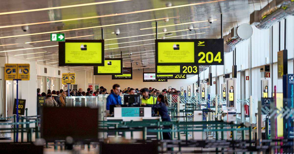 Aeroporto: Vai haver mais espaço e meios nas fronteiras mas só suspensão do controlo biométrico poderá evitar filas no verão