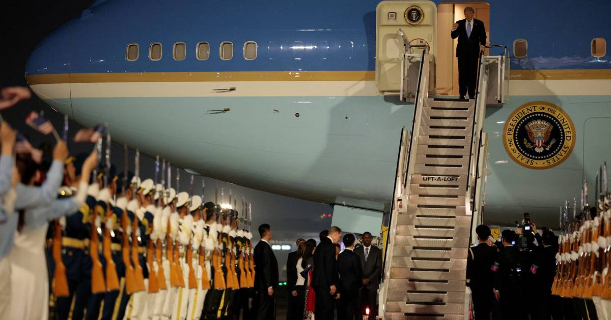 Trump intima "New York Times" por noticiar riscos de segurança do avião doado pelo Qatar, mesmo depois de assumir que Irão o quer "matar"