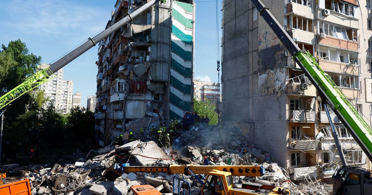 Ataque russo com 650 drones e 56 mísseis mata uma pessoa e fere 31 em Kiev