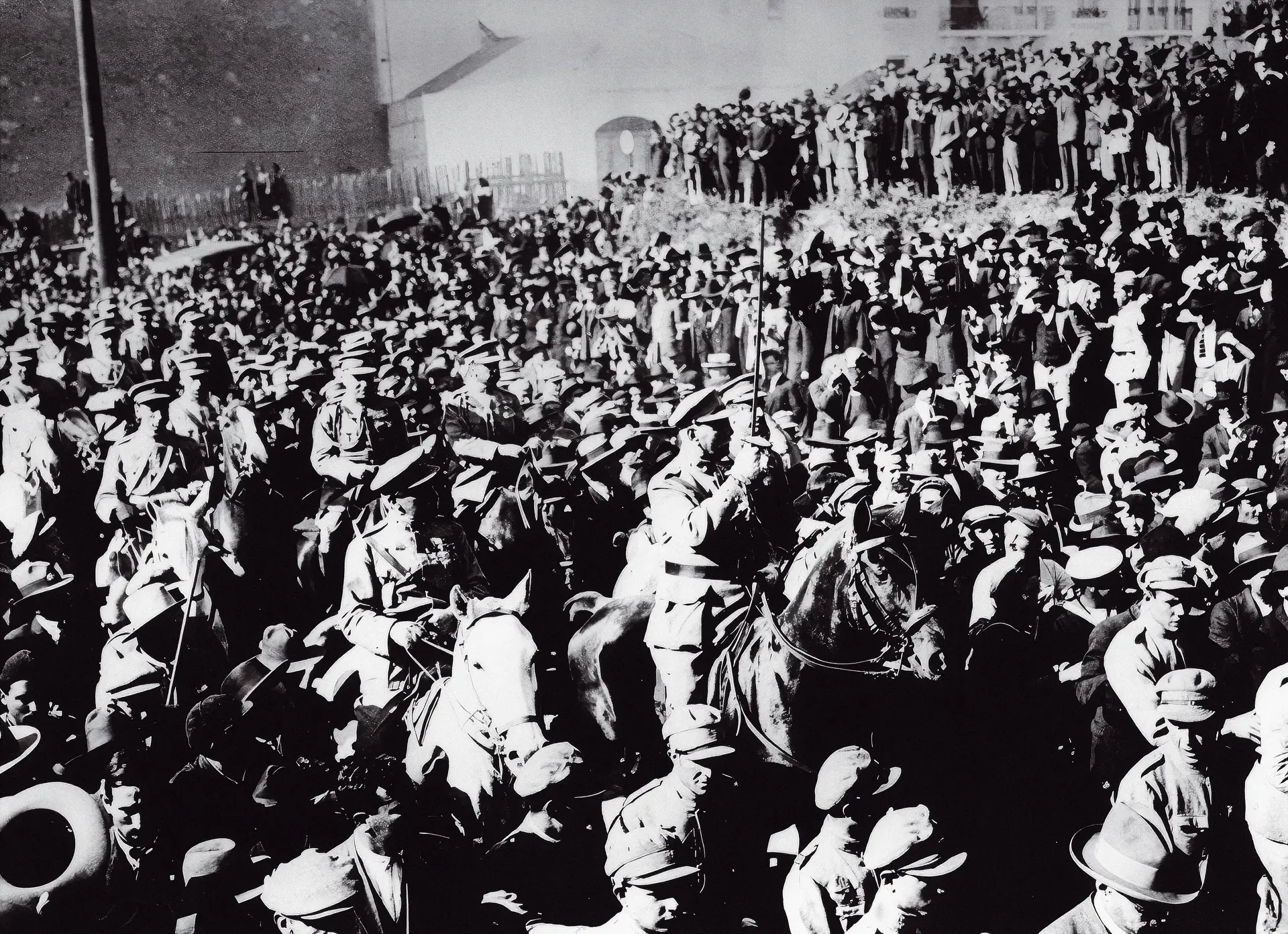 A 6 de junho de 1926 realizou-se uma das maiores paradas militares da História de Portugal. À cabeça vinha o general Gomes da Costa, montando a cavalo e a brandir a espada, atrás seguiam 13 mil homens que marcharam pelo Campo Grande e pela Avenida da República, em Lisboa