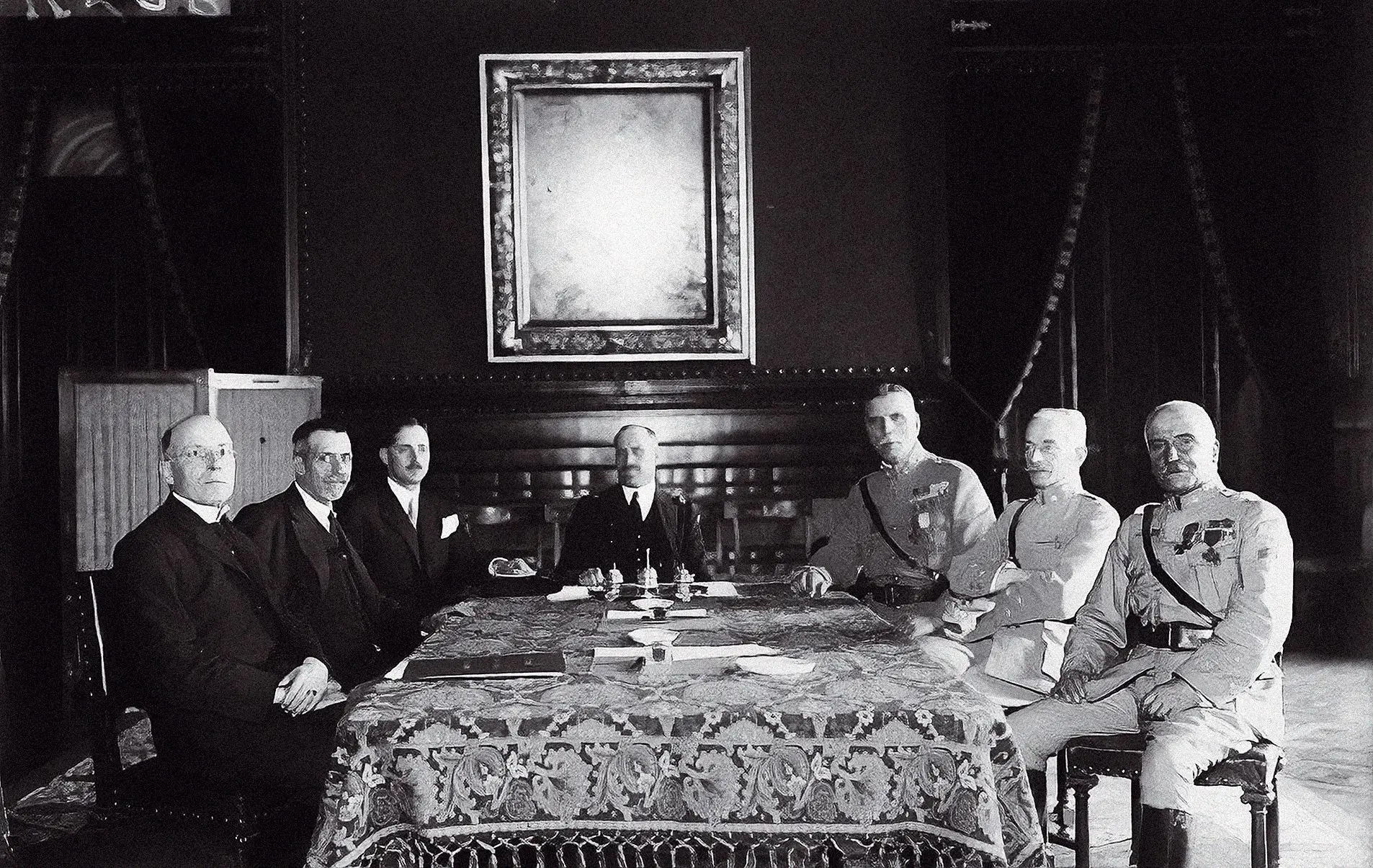 Reunião do Governo Provisório, no Palácio de Belém, em Lisboa, a 7 de junho de 1926, com Mendes Cabeçadas ao centro e Manuel Gomes da Costa e Óscar Carmona à sua direita