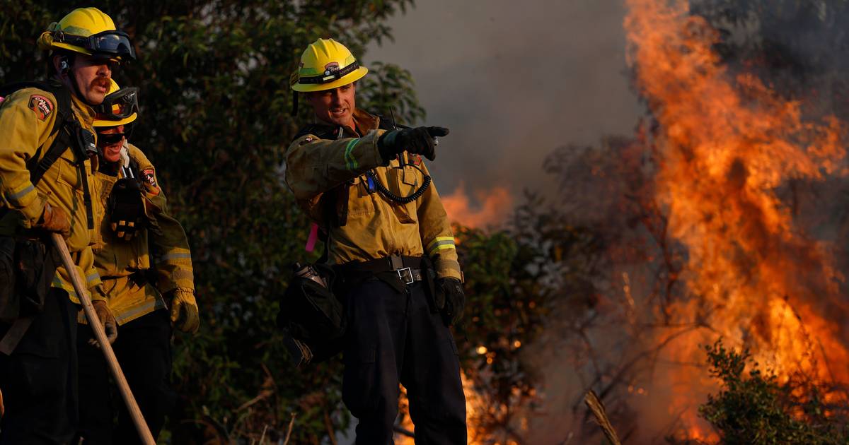 Incêndios na Califórnia obrigam à retirada de mais de 17 mil pessoas