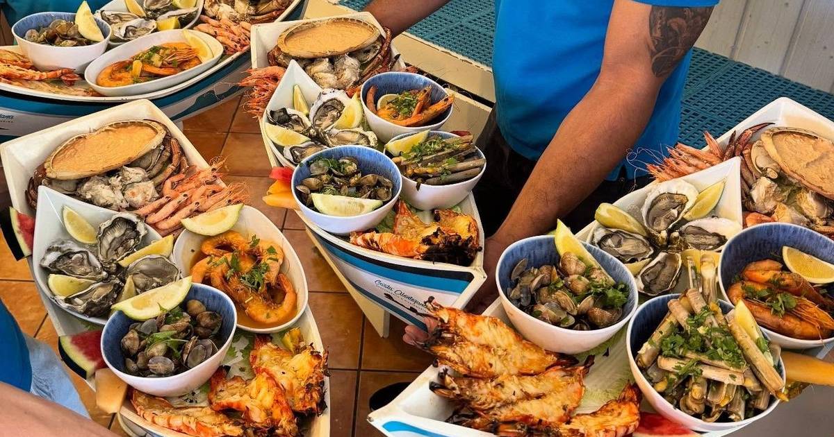 Neste restaurante da costa alentejana o marisco chega à mesa em recheados barcos coloridos