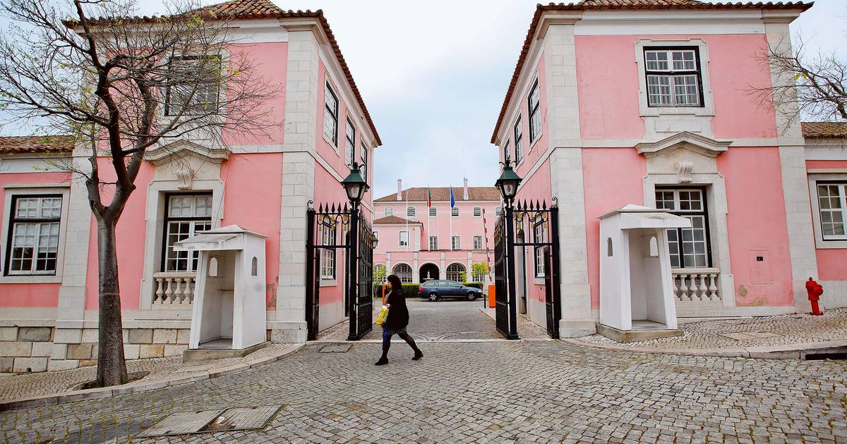 Um milhão de euros escondidos em casa e um selo desativado: chefia do MNE 