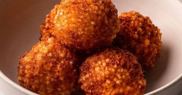 Crocantes de tapioca, com muito queijo à mistura. Delícias em meia-hora