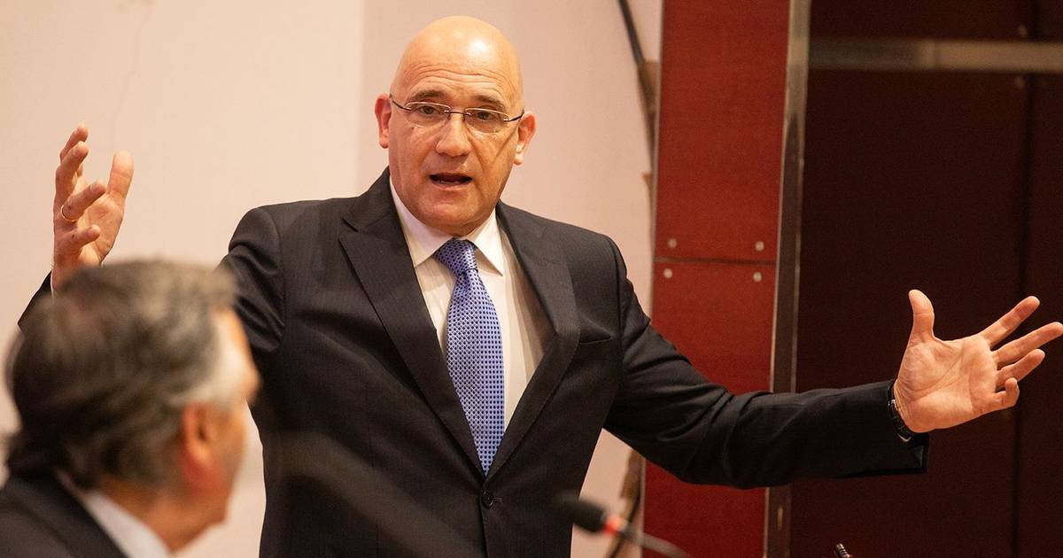 Passos não explica nem retira o que disse sobre “políticos postiços” e “prostitutos sem caráter”
