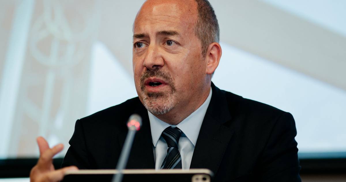 Álvaro Santos Pereira admite "imprevidência" na compra de ações, mas dá caso por encerrado