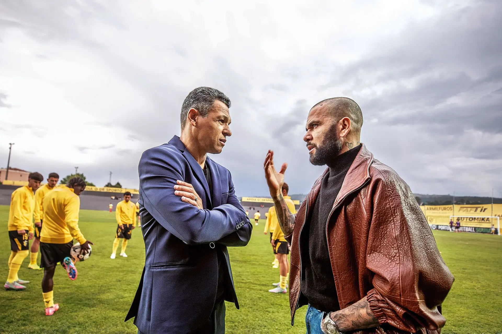 Derlei Silva, conhecido por “Ninja” quando conquistou, enquanto temível avançado, a Liga Europa, a Liga dos Campeões e a Taça Intercontinental pelo FC Porto, e Dani Alves, segundo futebolista mais titulado da história, um dos melhores laterais de sempre, tricampeão europeu pelo Barcelona, campeão olímpico e das Américas com a “canarinha”. Hoje são, respetivamente, donos do Fafe e do São João de Ver, emblemas que se enfrentaram há poucas semanas