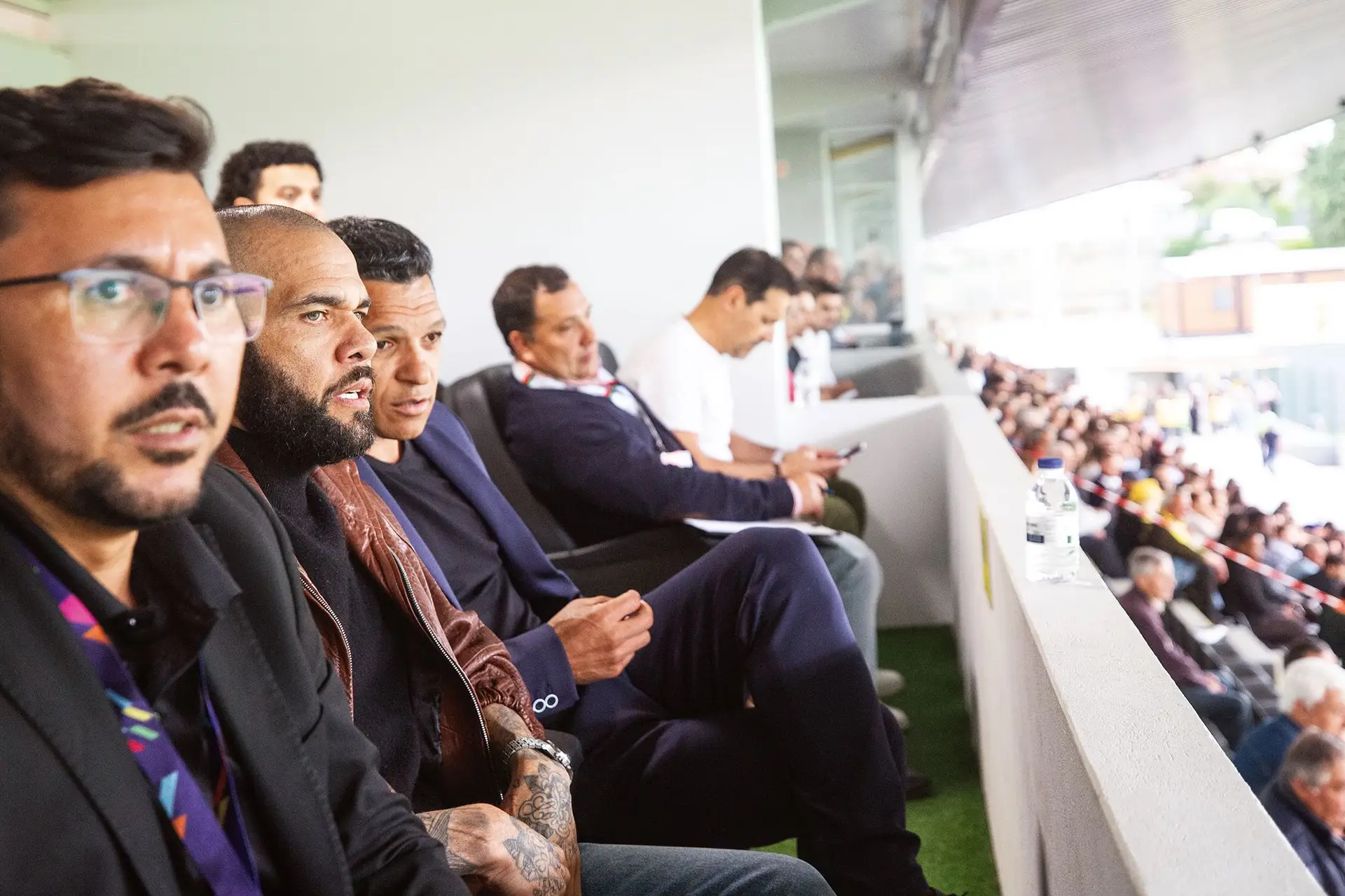 Derlei e Dani Alves na tribuna presidencial, durante o último jogo em que as suas equipas se defrontaram
