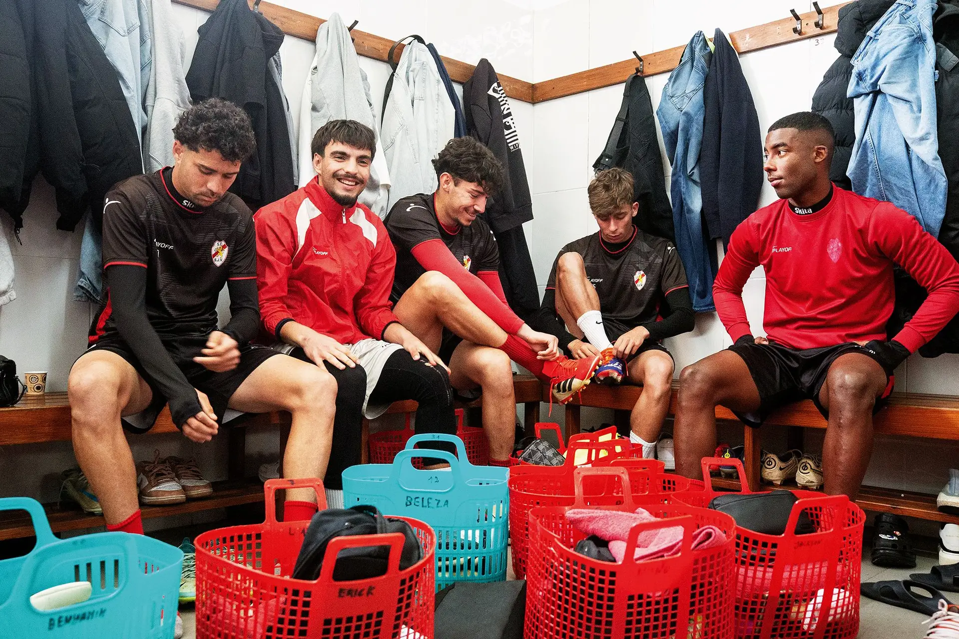 A aquisição de clubes por antigos jogadores internacionais abre portas aos atletas do plantel, o que já acontece no balneário do São João de Ver