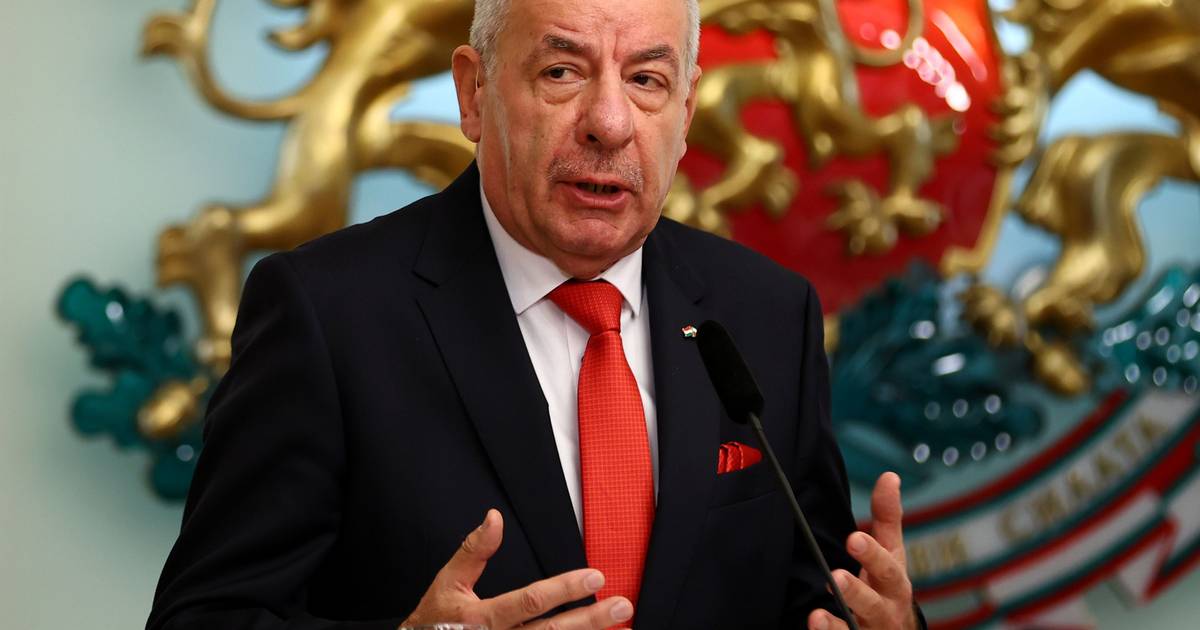 Presidente húngaro teve de assinar a lei que o obriga a sair do cargo