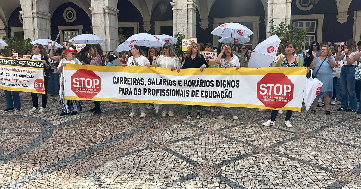 Profissionais da educação protestam em Setúbal