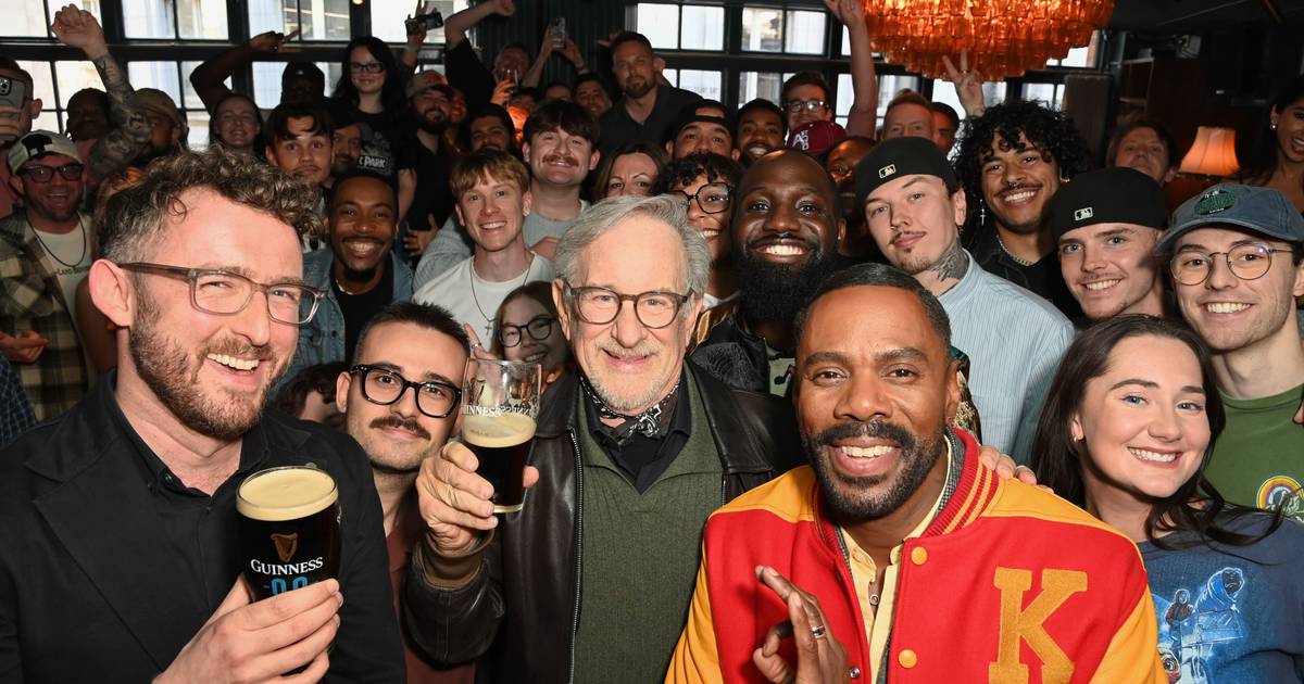 Steven Spielberg apareceu de surpresa num ‘quiz’ de um pub e