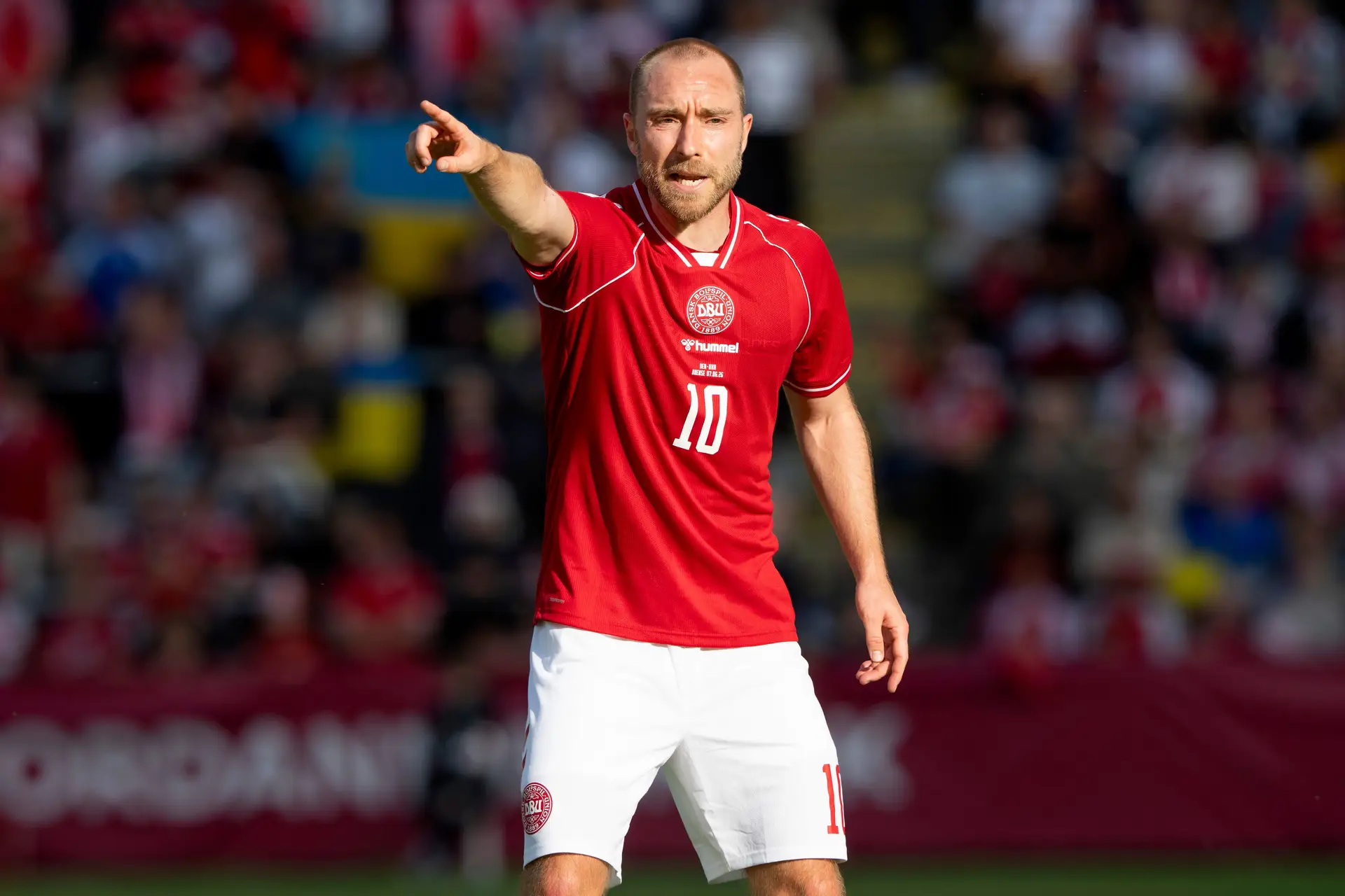 Christian Eriksen joga com um desfibrilhador cardíaco implantado, depois de um primeiro colapso em campo no Euro 2021