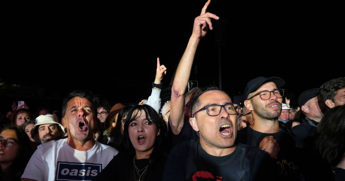 Recinto demasiado cheio, filas de horas e saídas n