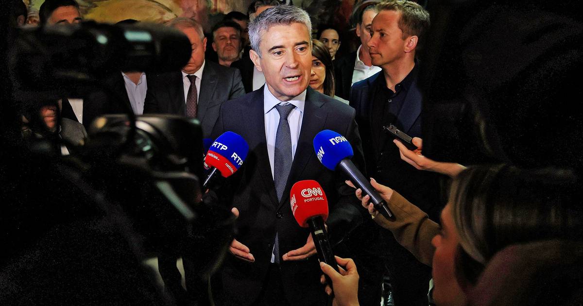 Crise dos exames: Carneiro acusa Montenegro de mostrar "desdém", PS avisa para comissão de inquérito