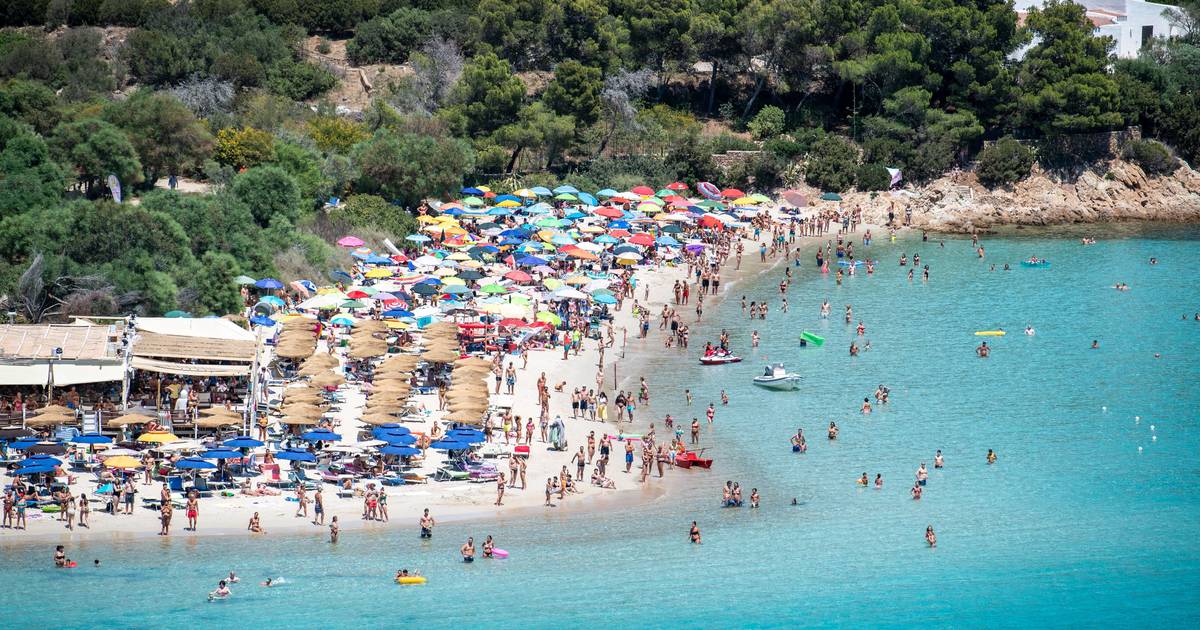 Praia da Sardenha proíbe chapéus de sol e passa a cobrar tax