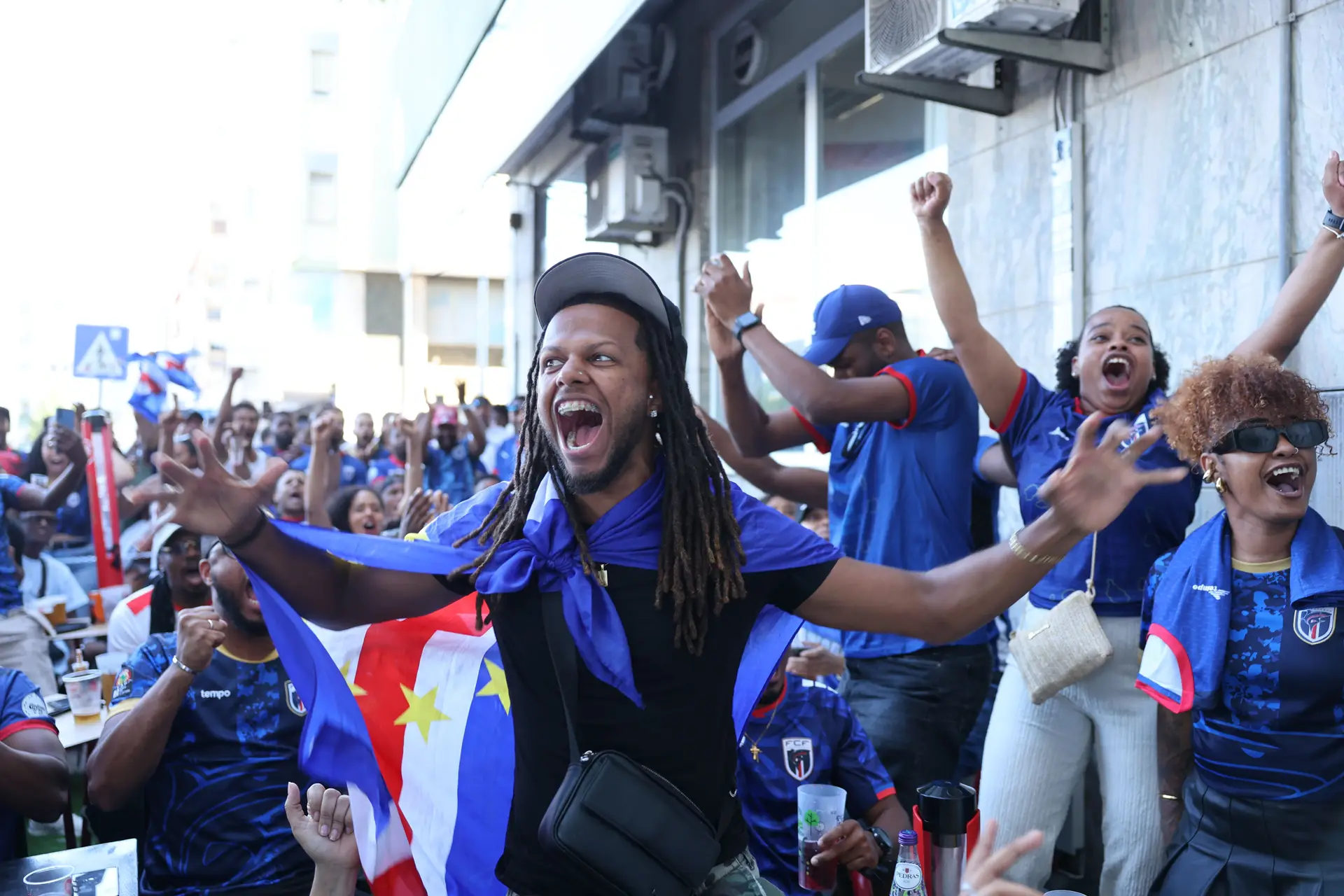 Adeptos de Cabo Verde festejam durante o jogo de Cabo Verde e Espanha