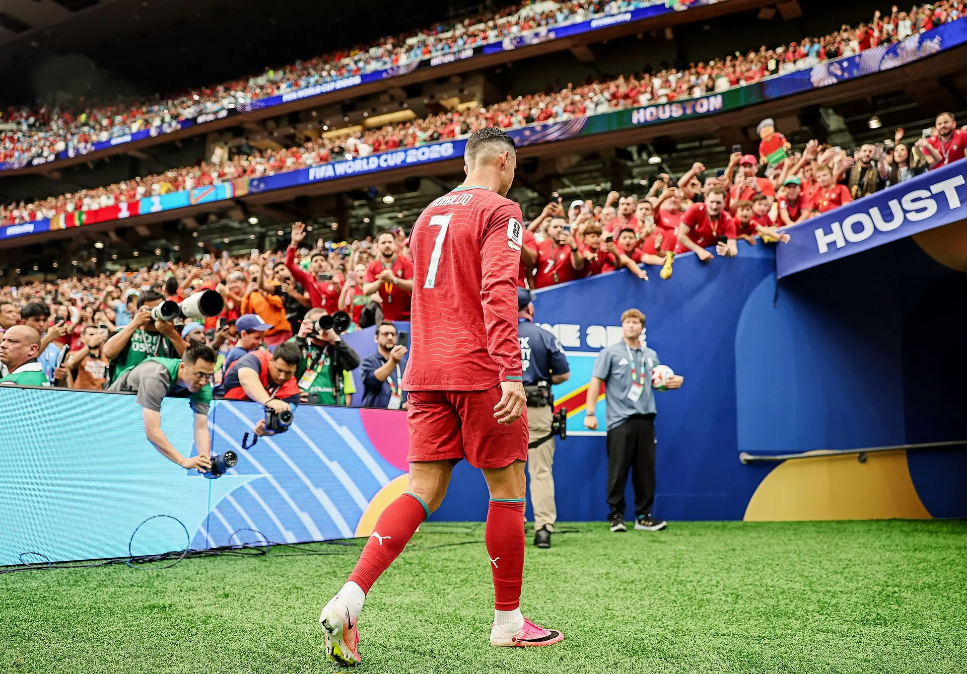 Cristiano Ronaldo sai sozinho rumo aos balneários