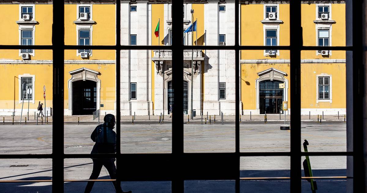 Ministério das Finanças barra entrada a jornalista após publicação de notícia: jornal ECO fala em "castigo", ministro não explica