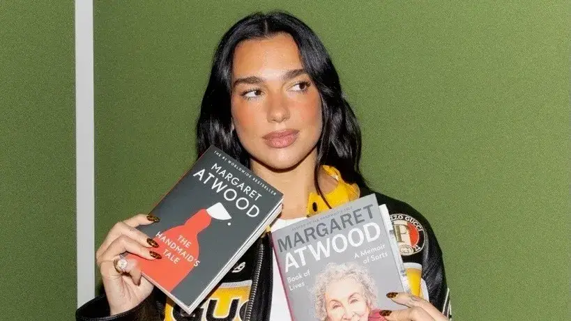 Dua Lipa abre na Livraria Lello espaço dedicado a obras proibidas e