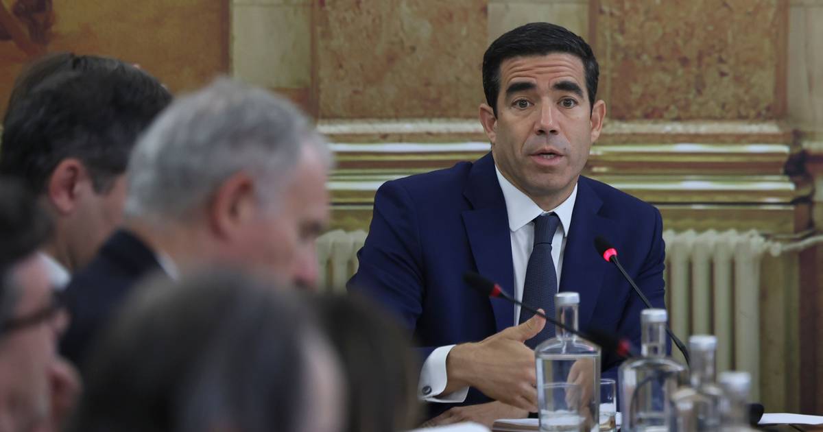 Leitão Amaro culpa “políticas de esquerda” pela necessidade de reforçar serviços devido ao aumento da população estrangeira