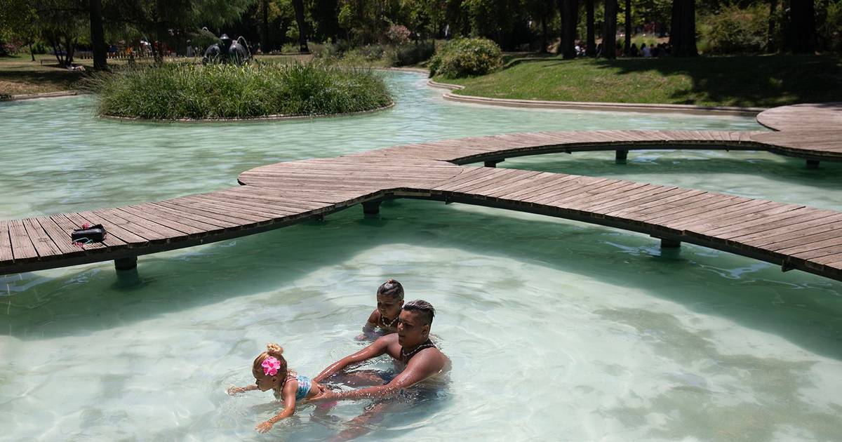 Lisboa preparou pavilhões climatizados, mas abertura dos abrigos depende da DGS - saiba onde proteger-se do calor