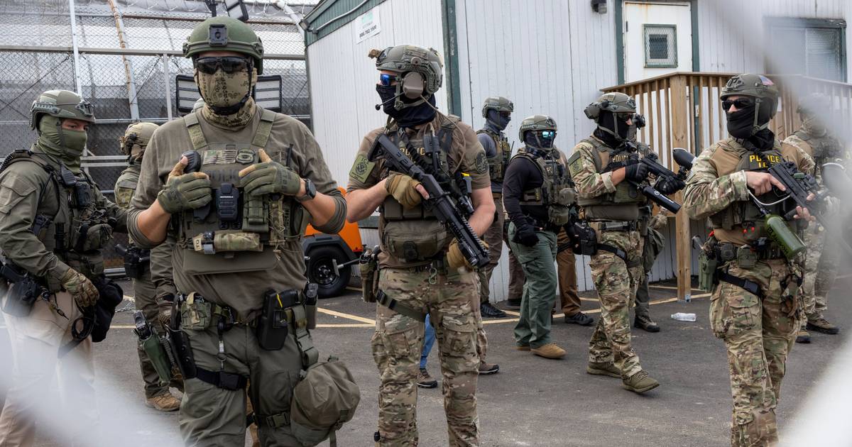 Foram acusados de agredir agentes do ICE. Os casos estão a ruir
