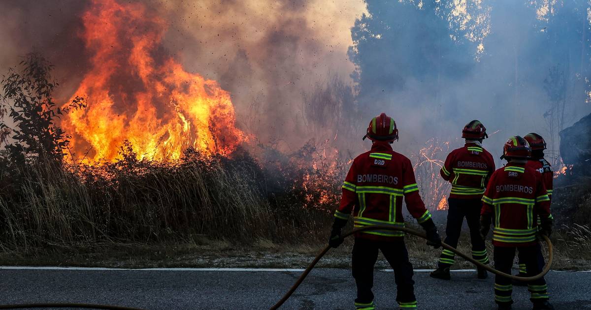 Vento empurra incêndio de Vouzela para quatro concelhos e reacende o medo do Caramulo