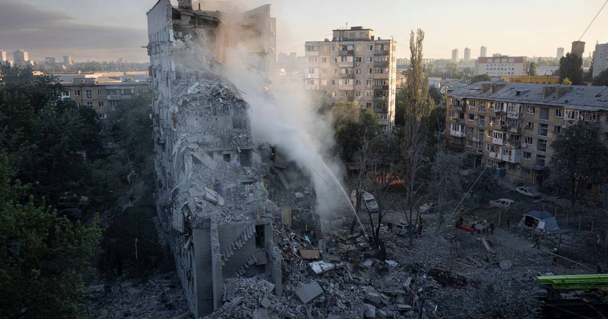 Ataque russo a Kiev faz pelo menos 30 mortos no mais mortífero bombardeamento desde o início da guerra