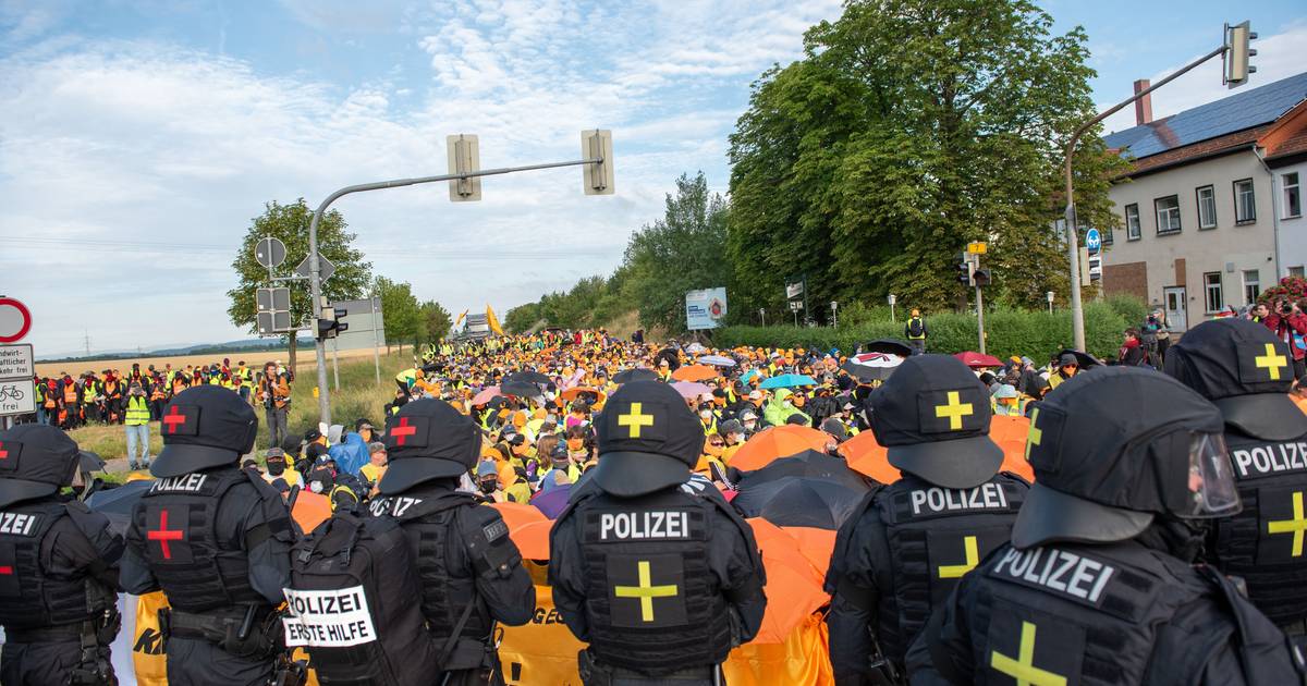 AfD reelege liderança entre protestos massivos e confrontos em Erfurt