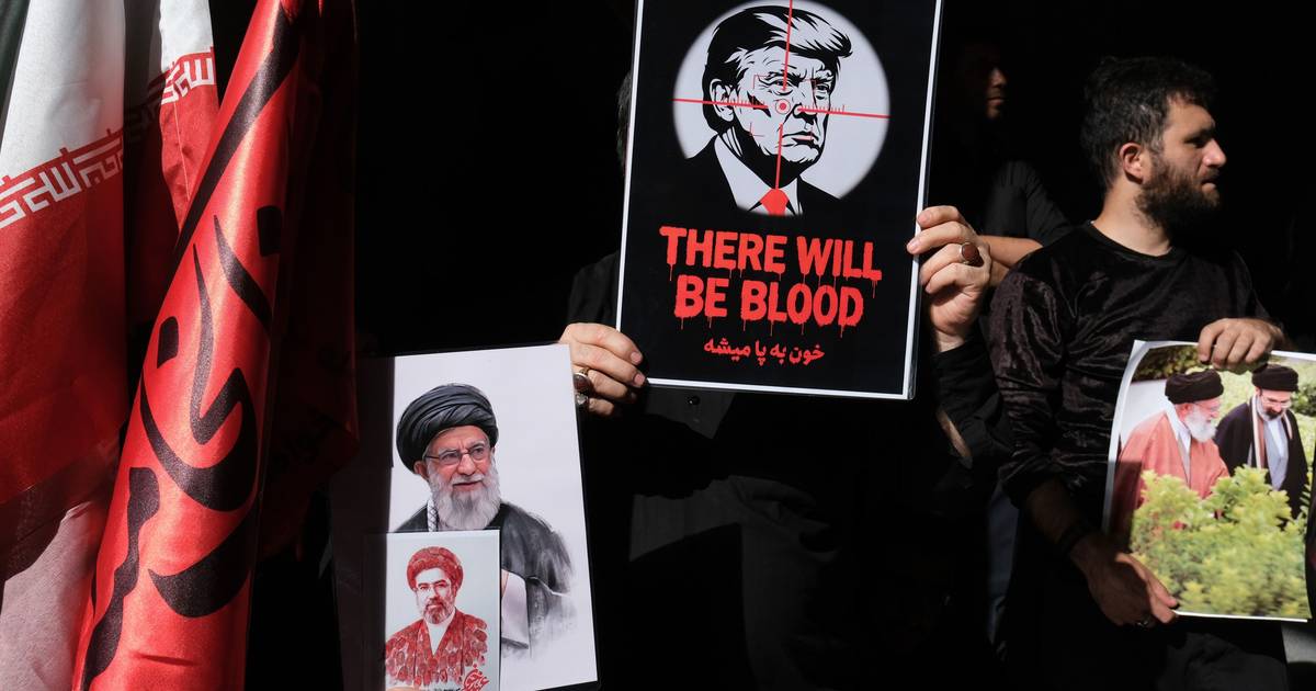 Milhares juntam-se para "último adeus"a Khamenei e gritam "vingança"