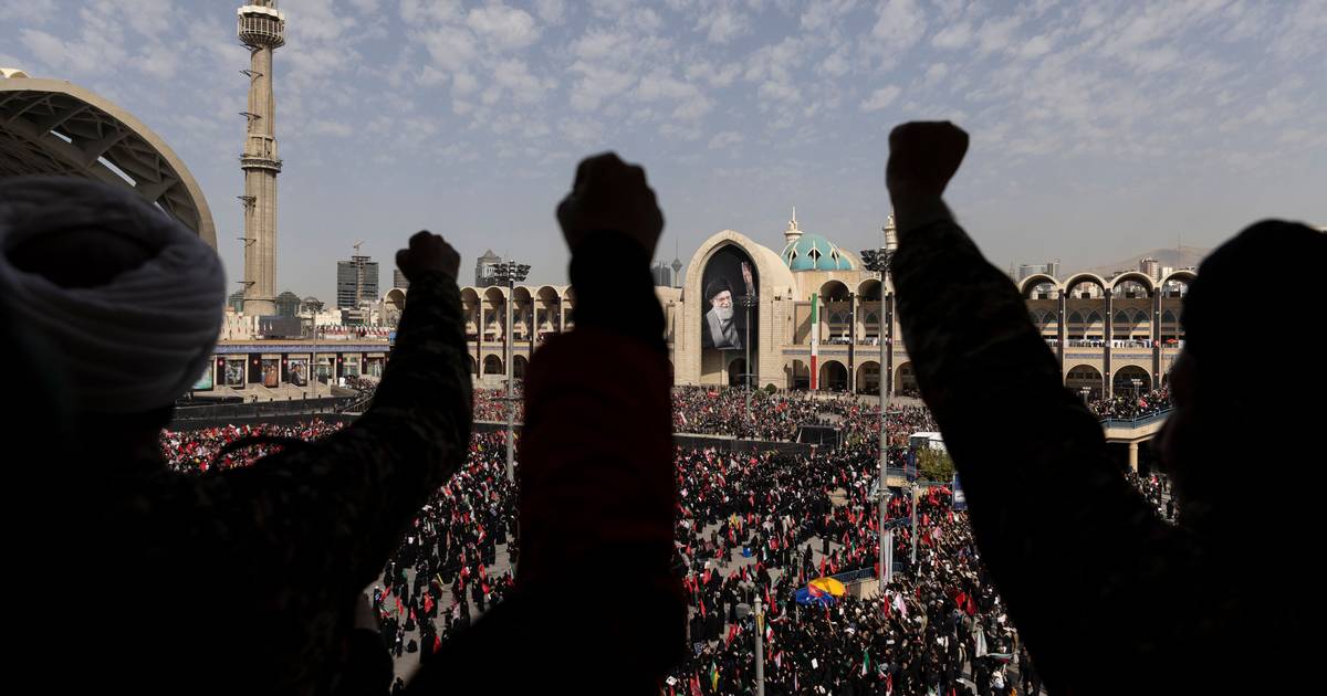 Irão faz do funeral de Ali Khamenei uma demonstração de força: "Os EUA terminaram a guerra numa posição pior"